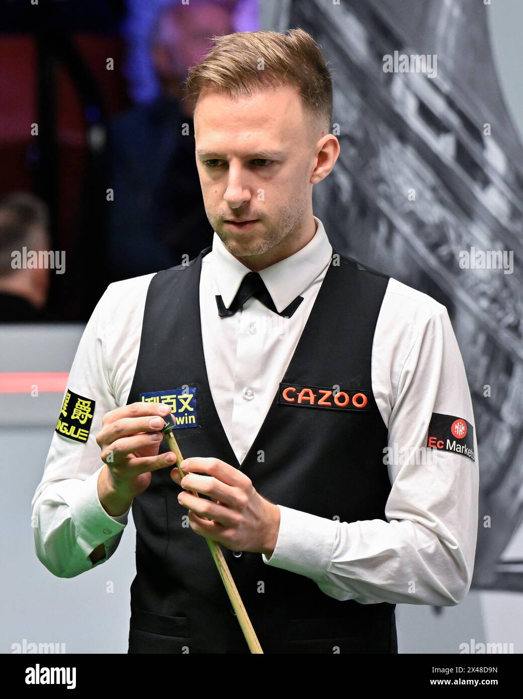 Judd Trump chalks his cue, during the Cazoo World Championships 2024 at Crucible Theatre, Sheffield, United Kingdom, 1st May 2024  (Photo by Cody Froggatt/News Images) Stock Photo
