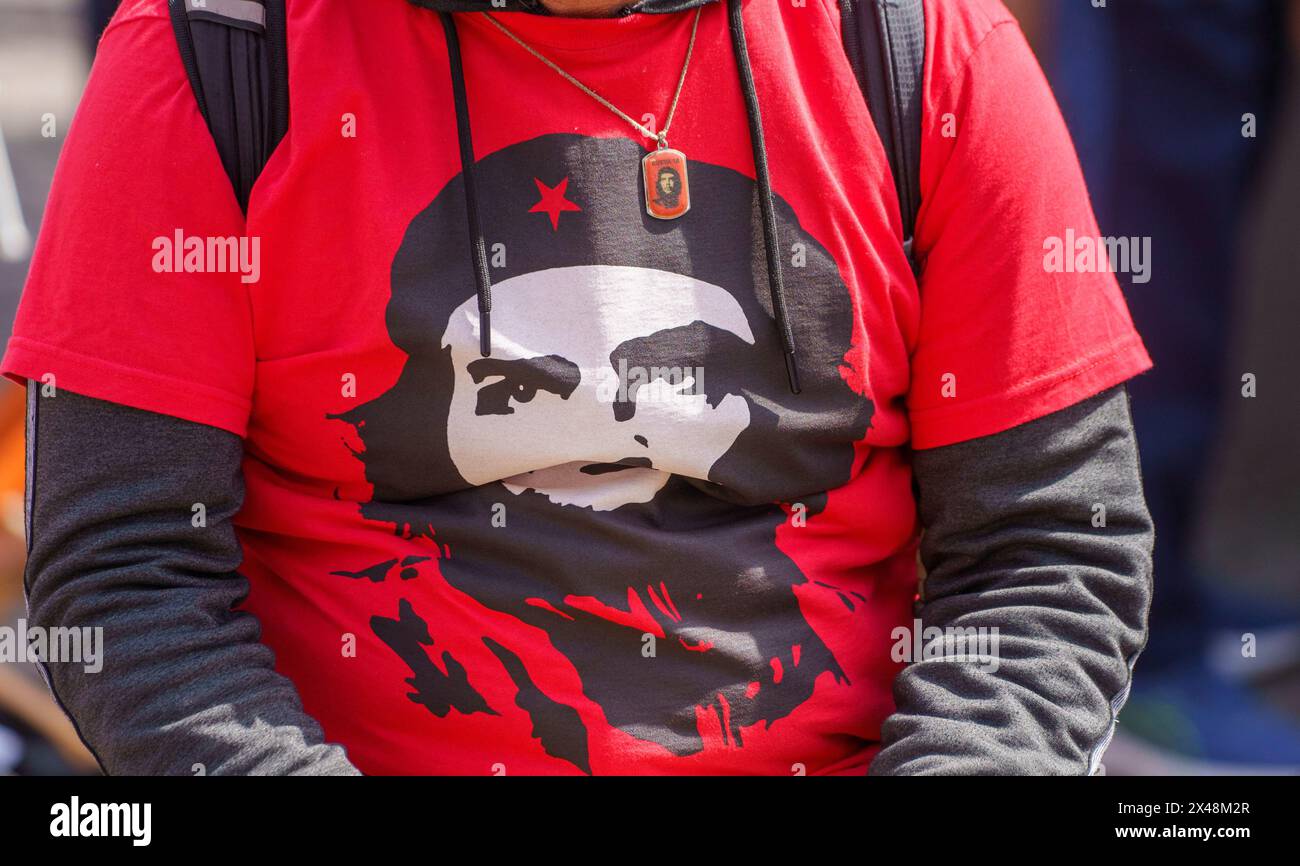 01 May 2024, Hesse, Frankfurt/Main: A man wears a shirt showing the likeness of Marxist revolutionary leader Ernesto 'Che' Guevara at the closing rally on the Römerberg. Under the slogan 'More pay, more free time, more security', the German Trade Union Confederation (DGB) and its member unions called on people to take part in the activities on May 1, 2024, 'Labor Day'. Photo: Andreas Arnold/dpa Stock Photo
