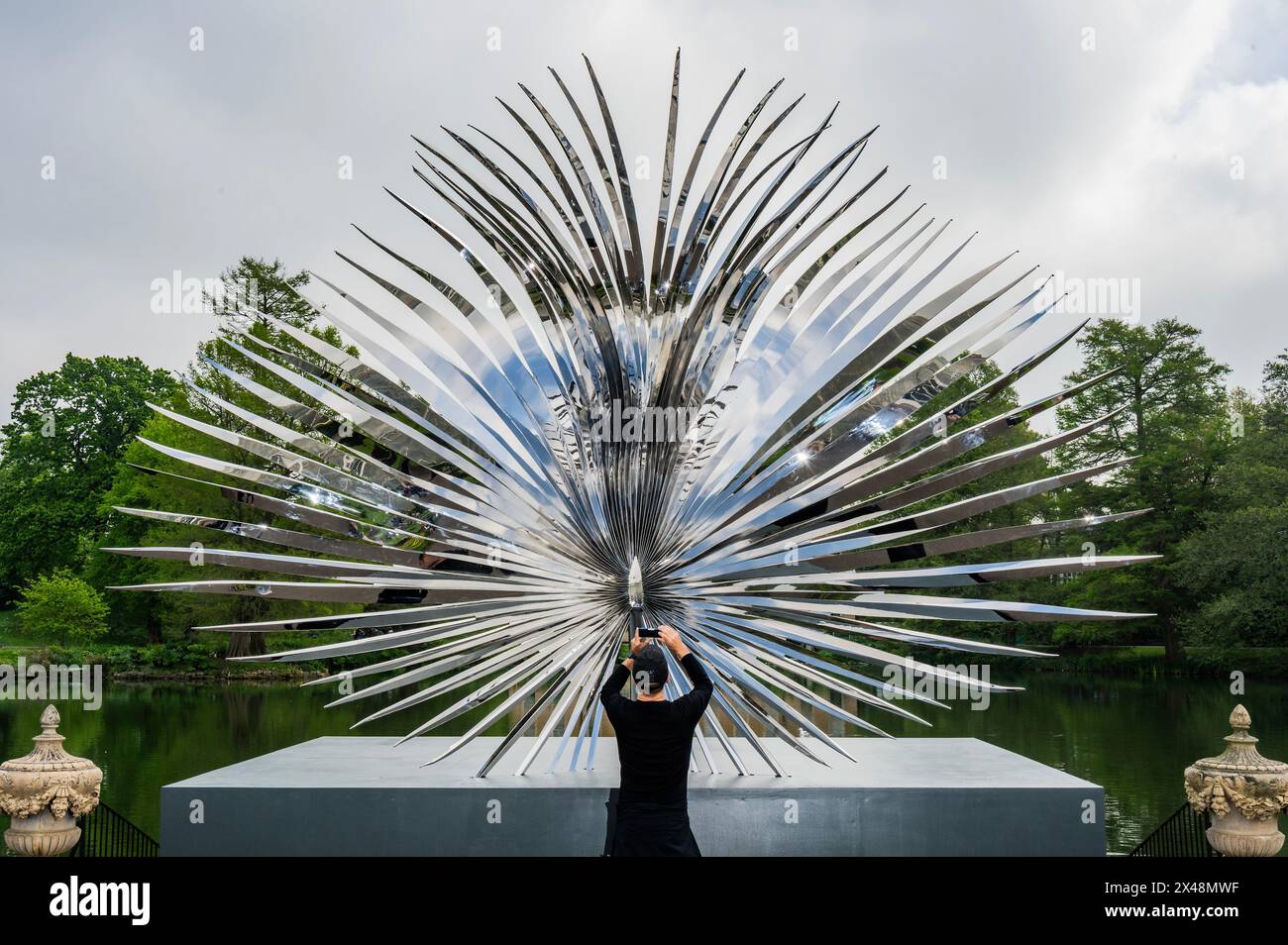 London, UK. 1st May, 2024. Event Horizon (Sabal), 2024, in front of the Palm House pond - Marc Quinn: Light into Life at Kew Gardens. A new exhibition of brand-new works, including outdoor installationss and culptures inside the Temperate House inspired by Kew's plant collection. The exhibition runs from Saturday 4 May - Sunday 29 September. Credit: Guy Bell/Alamy Live News Stock Photo