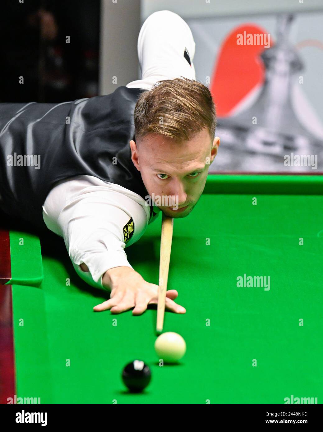 Judd Trump takes a shot, during the Cazoo World Championships 2024 at Crucible Theatre, Sheffield, United Kingdom, 1st May 2024  (Photo by Cody Froggatt/News Images) Stock Photo