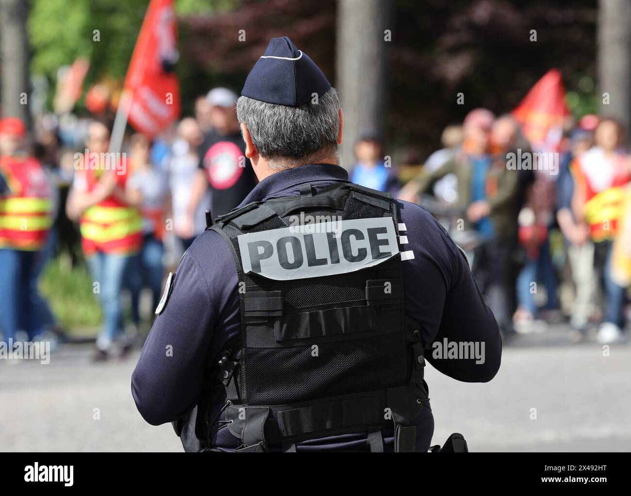 Strasbourg, France. 01st May, 2024. © PHOTOPQR/L'ALSACE/Jean-Marc LOOS ; Strasbourg ; 01/05/2024 ; Un policier assure la sécurité lors de la manifestation du 1er mai à Strasbourg le 1er mai 2024. - Traditional parades and demonstrations in the streets on May Day in France Credit: MAXPPP/Alamy Live News Stock Photo