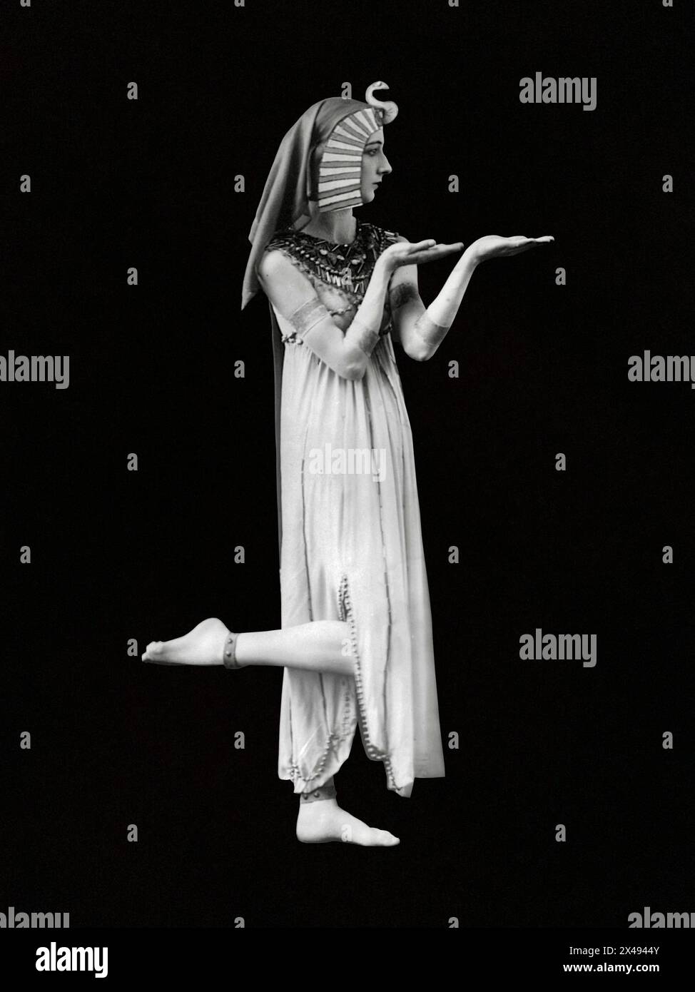 Portrait of 'Russian' dancer Lubowska, full-length portrait in Cleopatra costume - 1915 - Stock Photo