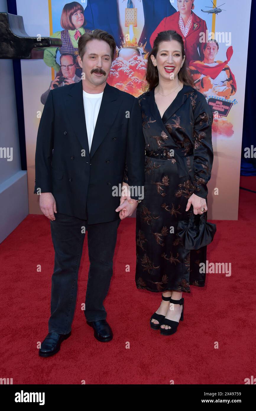 Beck Bennett mit Ehefrau Jessy Hodges bei der Premiere des Netflix-Films 'Unfrosted' im Egyptian Theater. Los Angeles, 30.04.2024 Stock Photo