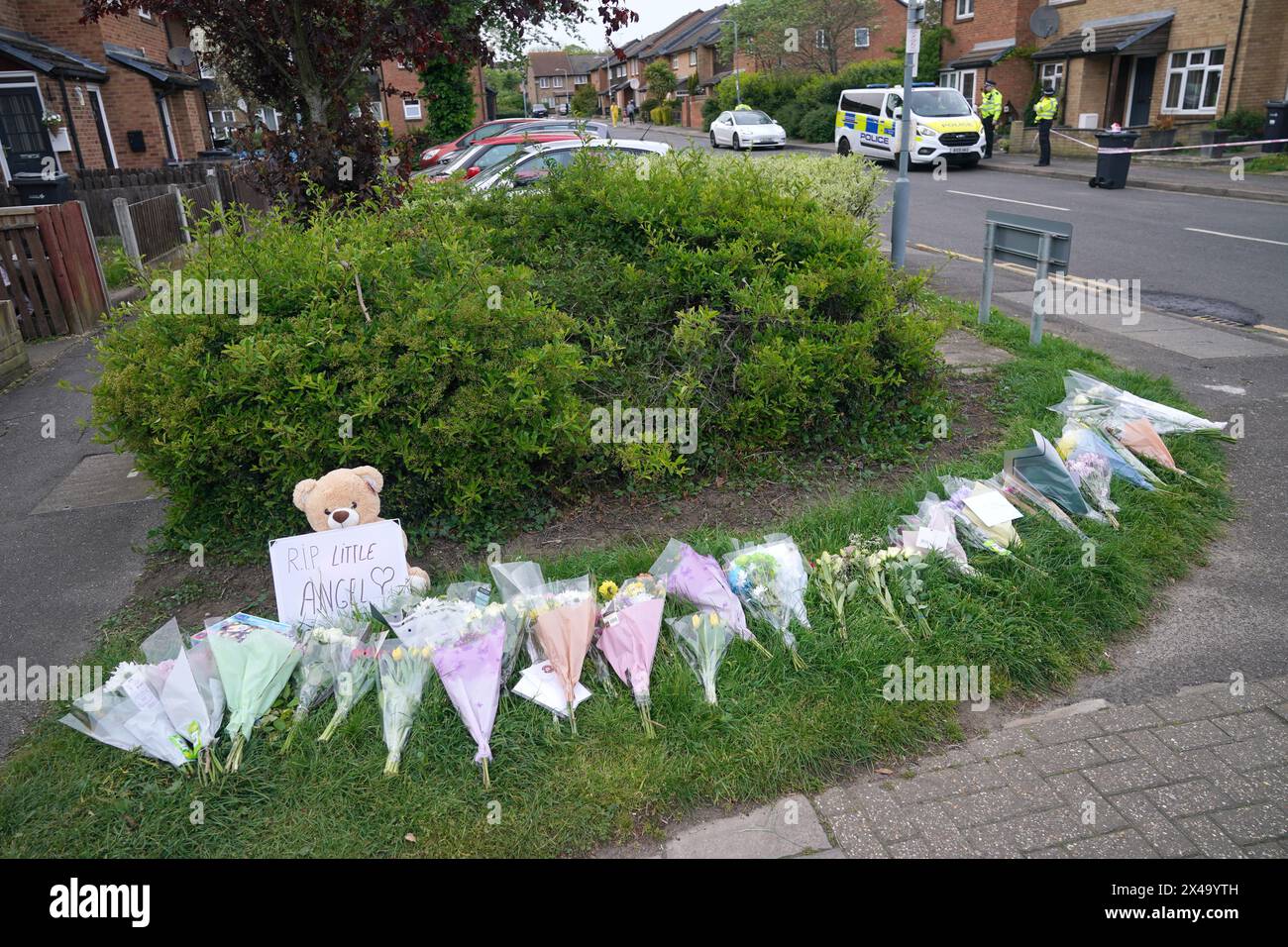 floral-tributes-laid-on-the-corner-of-laing-close-and-new-north-road-in