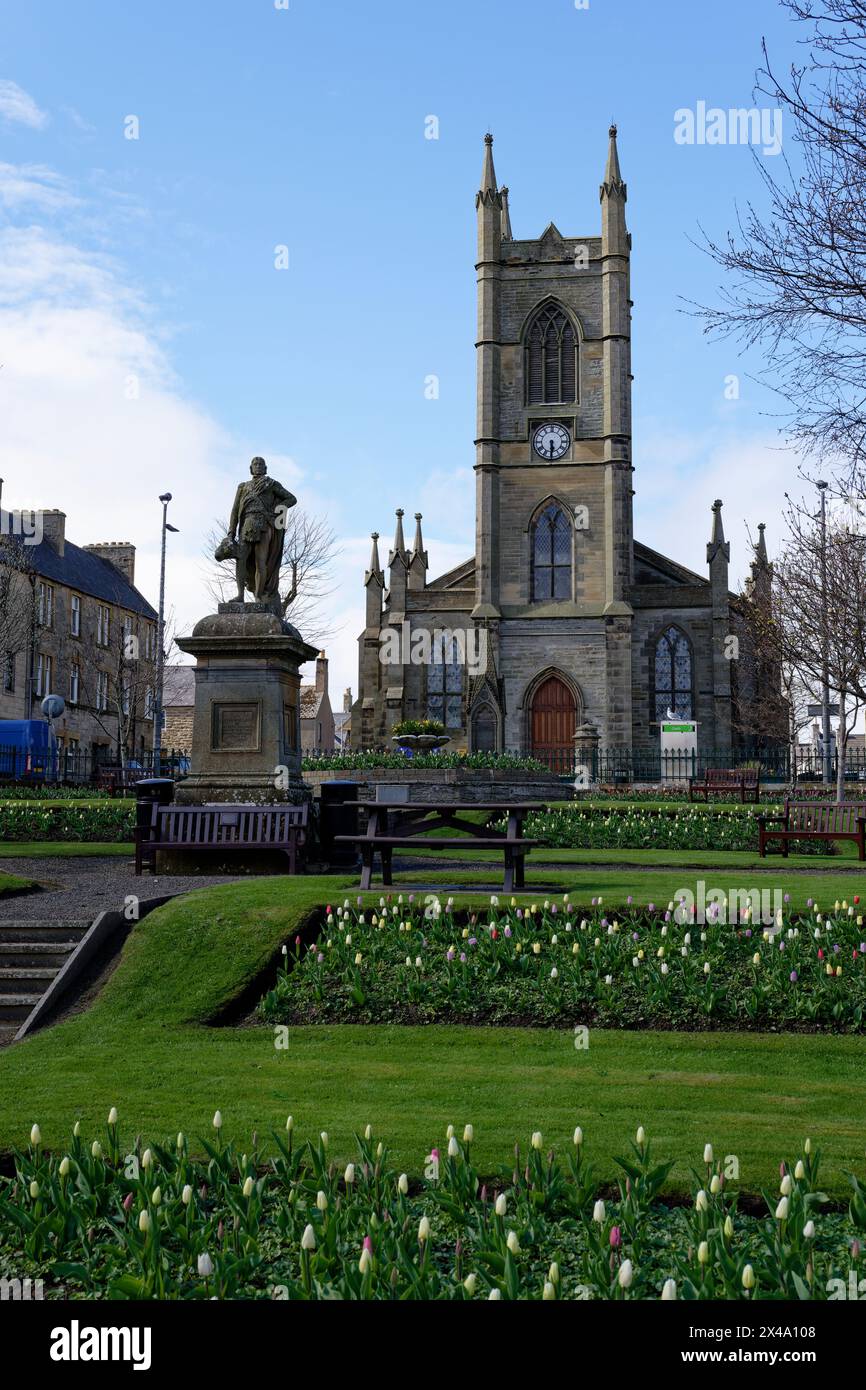 The beautifully maintained gardens in St John’s Square Thurso lead to St Andrew’s and St Peter’s church on Princes Street Stock Photo