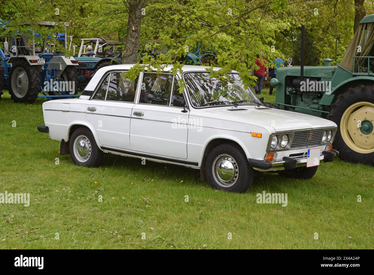 28.04.2024 Oldtimertreffen Deutschland/ Sachsen Anhalt/ Altmark/ Altmarkkreis Salzwedel/ Gemeinde Diesdorf/ Ortsteil Hohengrieben/ Oldtimertreffen/ im Vordergrund ein Lada 1300 SL dahinter stehen Traktoren/ WAS 21063/ 1293 ccm/ 48 KW ***Nutzung nur redaktionell***/ *** 28 04 2024 Oldtimer meeting Germany Sachsen Anhalt Altmark Altmarkkreis Salzwedel Gemeinde Diesdorf Ortsteil Hohengrieben Oldtimer meeting in the foreground a Lada 1300 SL behind it are tractors WAS 21063 1293 ccm 48 KW Use for editorial purposes only Stock Photo