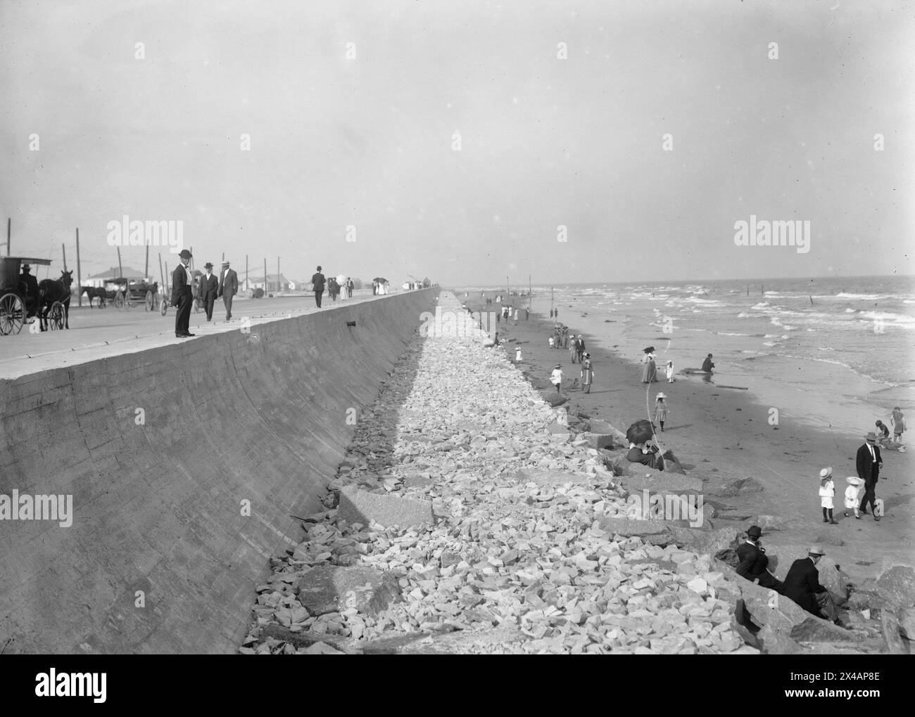 Seawall and beach, Galveston, Texas, circa 1910 Stock Photo