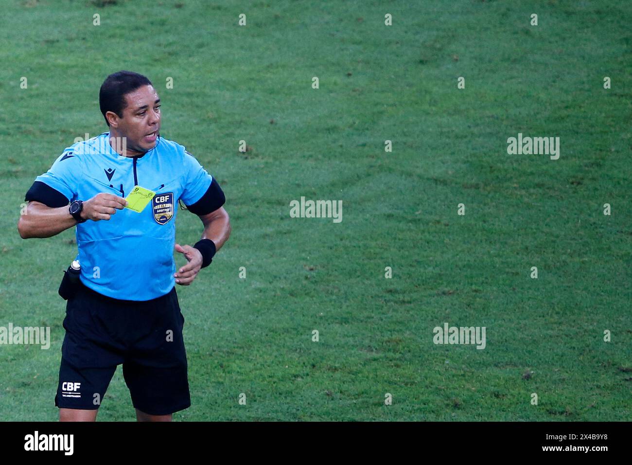 Rio de Janeiro, Brazil. 01st May, 2024. Referee Emerson Ricardo de Almeida Andrade shows a yellow card to Patric of Amazonas, during the match between Flamengo and Amazonas, for the first leg of third phase of the Brazil Cup 2024, at Maracana Stadium, in Rio de Janeiro on May 01. Photo: Nadine FreitasDiaEsportivo/Alamy Live News Credit: DiaEsportivo/Alamy Live News Stock Photo