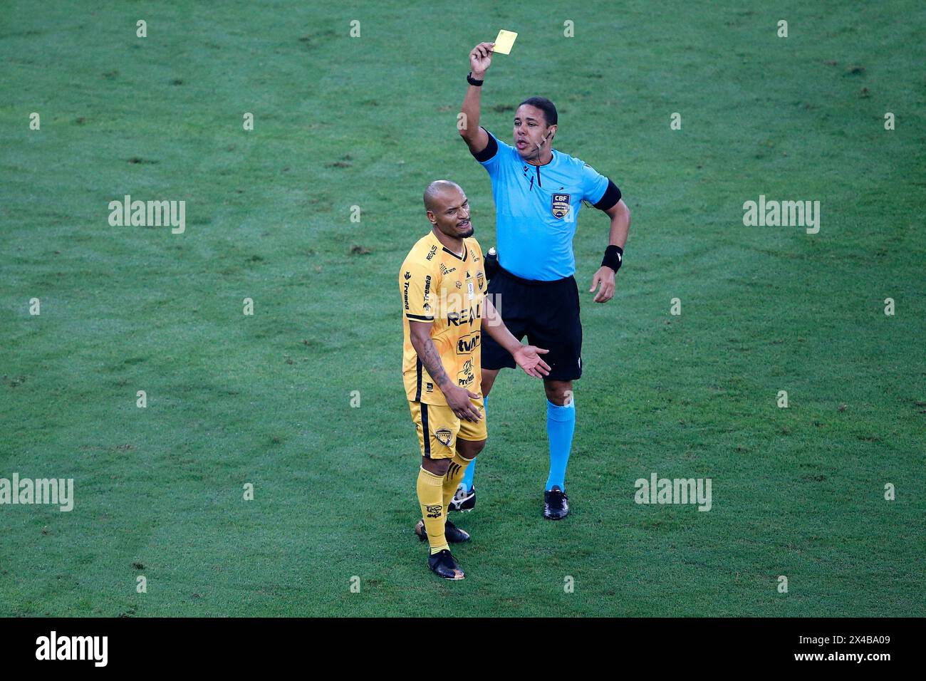 Rio de Janeiro, Brazil. 01st May, 2024. Referee Emerson Ricardo de Almeida Andrade shows a yellow card to Patric of Amazonas, during the match between Flamengo and Amazonas, for the first leg of third phase of the Brazil Cup 2024, at Maracana Stadium, in Rio de Janeiro on May 01. Photo: Nadine Freitas/DiaEsportivo/Alamy Live News Credit: DiaEsportivo/Alamy Live News Stock Photo