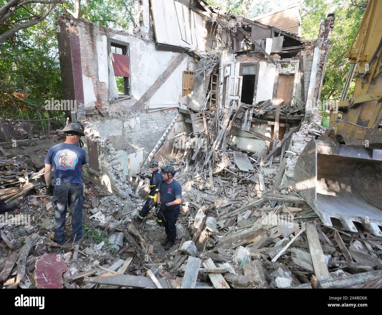 St. Louis, United States. 05th May, 2024. St. Louis firefighters finish searing a ruined building with a cadaver dog in St. Louis on Wednesday, May 1, 2024. The building collapse occurred on April 30, 2024, but fire crews returned with Cadaver dogs to search further. Photo by Bill Greenblatt/UPI Credit: UPI/Alamy Live News Stock Photo