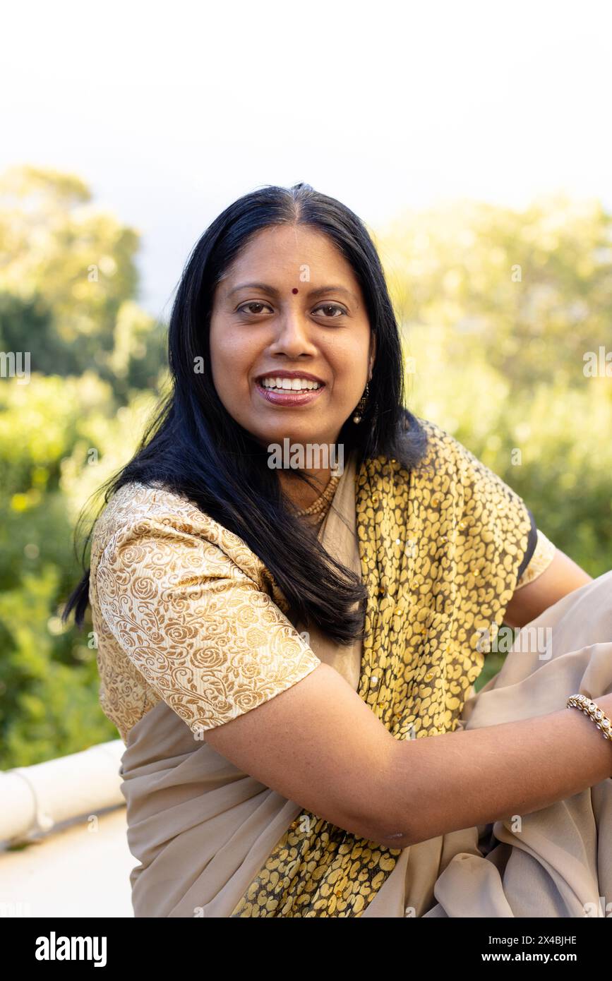 Indian Mature Woman Saree Hi res Stock Photography And Images Alamy indian-mature-woman-saree-hi-res-stock-photography-and-images-alamy