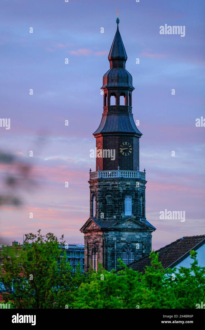 Turm der Kirche St. Johannis in der Calenberger Neustadt im Abendlicht, Landeshauptstadt Hannover, Niedersachsen, Deutschland *** Tower of St. Johns Church in Calenberger Neustadt in the evening light, City of Hanover, Lower Saxony, Germany Stock Photo