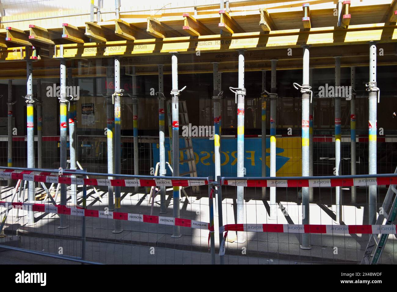 Die Baukosten explodieren, Neuaufträge brechen ein und Baugenehmigung lassen teils über ein Jahr auf sich warten. Die Krise auf dem Bau ist vielschichtig. Foto: Innenstadt-Baustelle in Innsbruck *** Construction costs are exploding, new orders are collapsing and building permits are sometimes taking over a year to be granted The crisis in the construction industry is multi-layered Photo Downtown construction site in Innsbruck Stock Photo