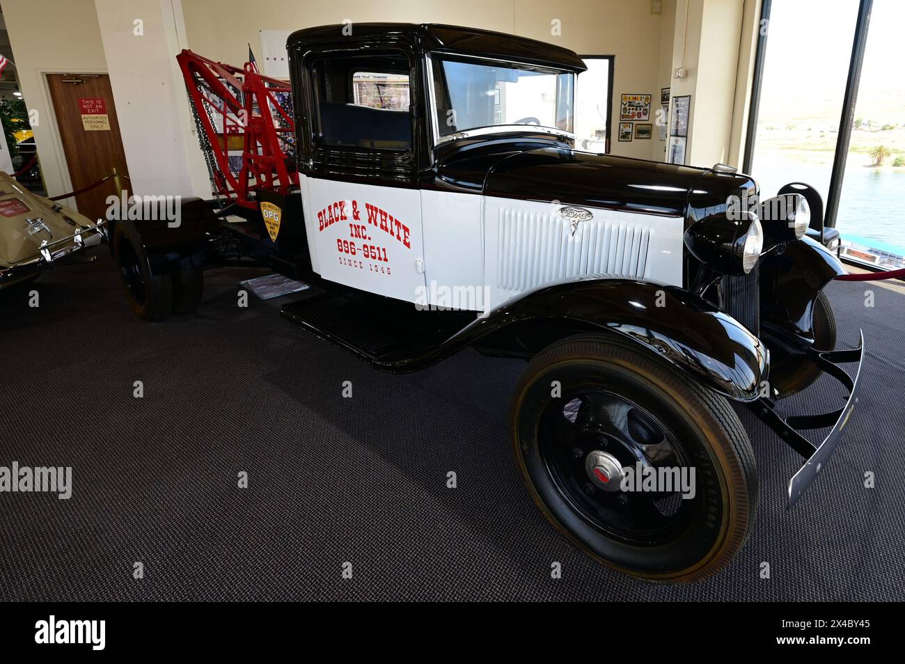 Tow truck 1940 hi-res stock photography and images - Alamy