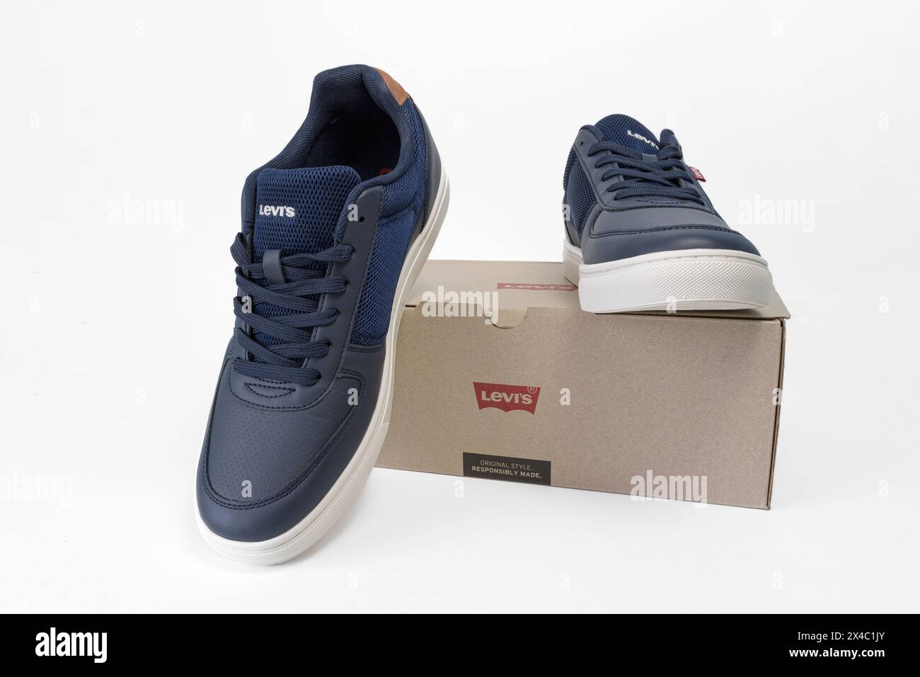 Hasselt. Limburg -Belgium 06-06-2023. Sneakers LEVIS model LIAM navi blue. Pair view with a box Stock Photo