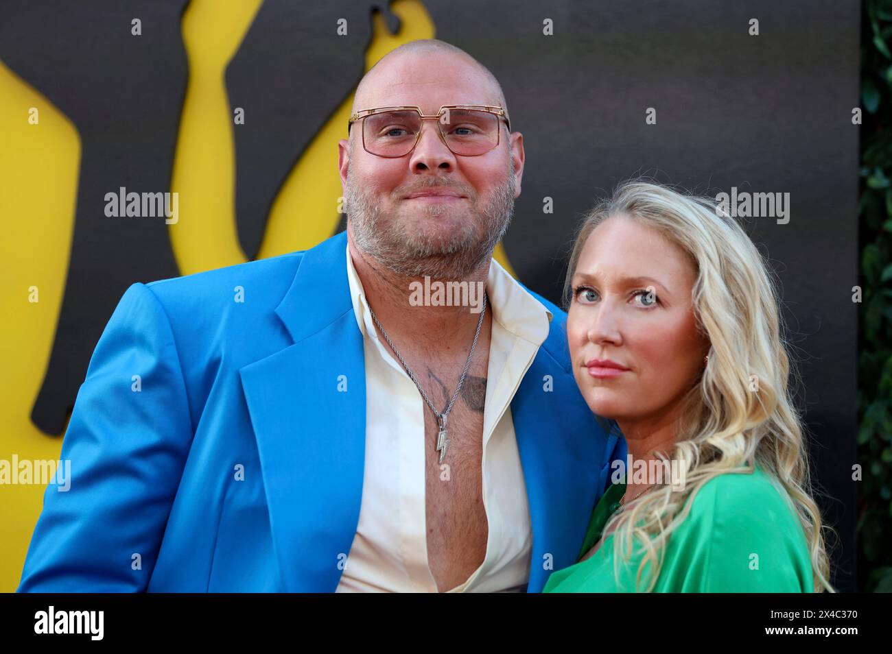 Dominic Lewis mit Begleitung bei der Premiere des Kinofilms 'The Fall Guy' in Dolby Theatre. Los Angeles, 30.04.2024 Stock Photo