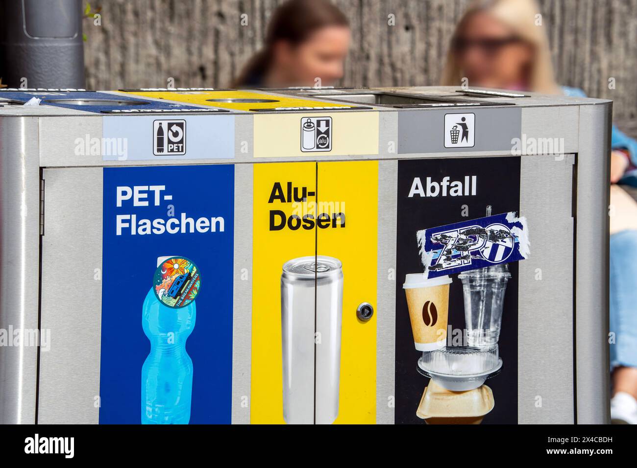 Mülltrennung, öffentliche RecyclingBehälter in Zürich, 30. April 2024