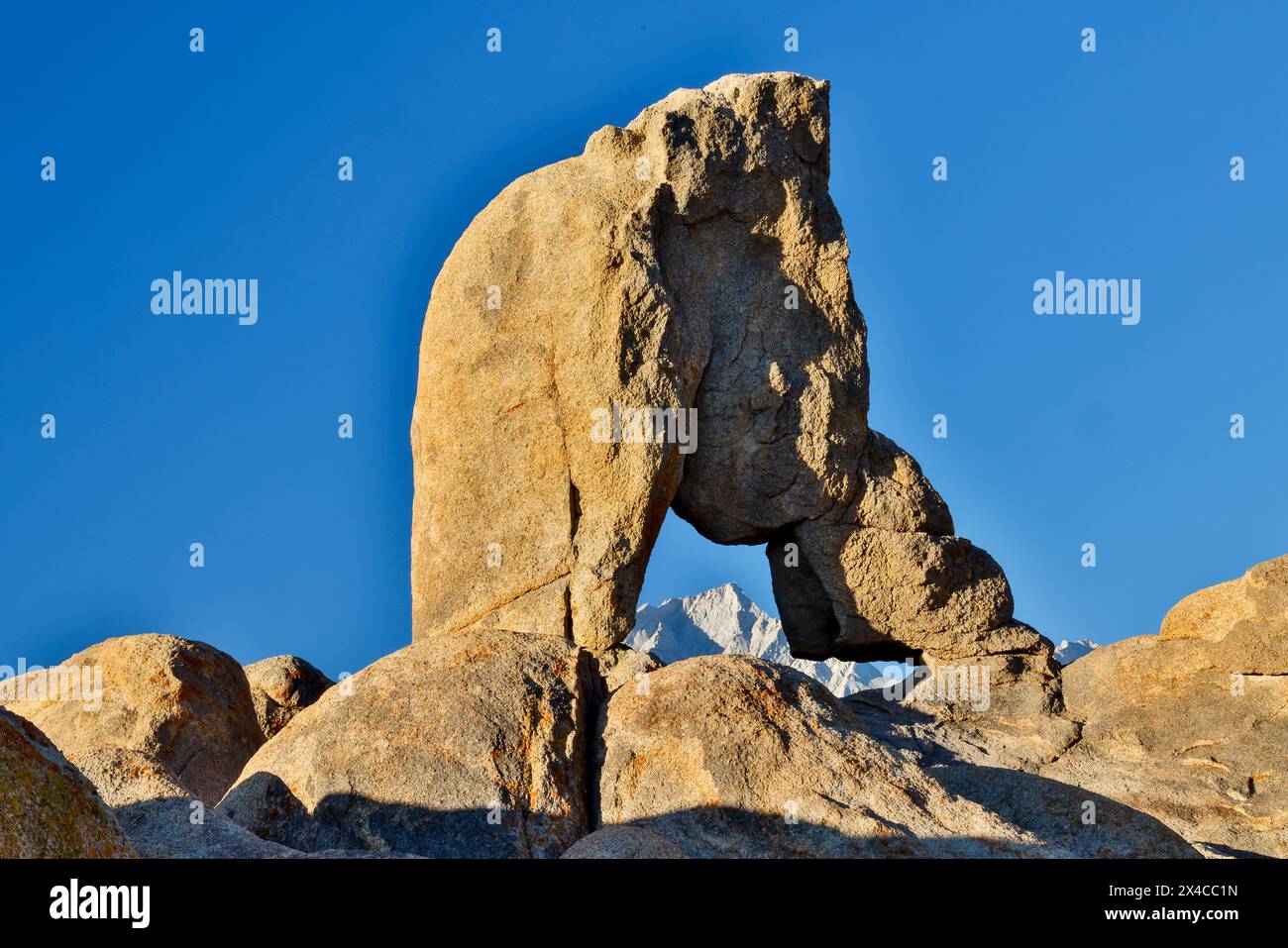 USA, California, Lone Pine, Inyo County. Alabama Hills Natural Arch with Lone Pine Mountain. Stock Photo