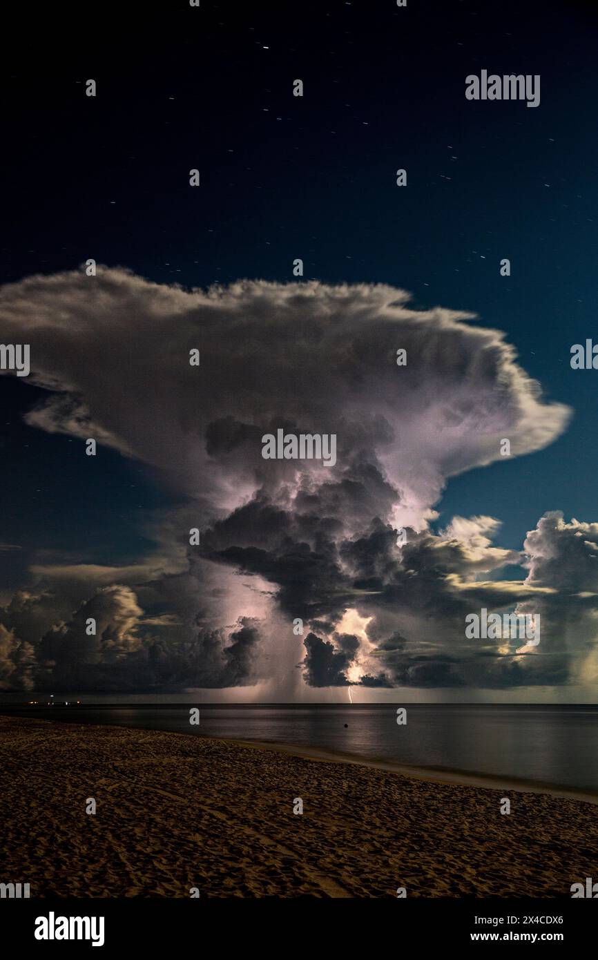 Lightning strikes florida hires stock photography and images Alamy