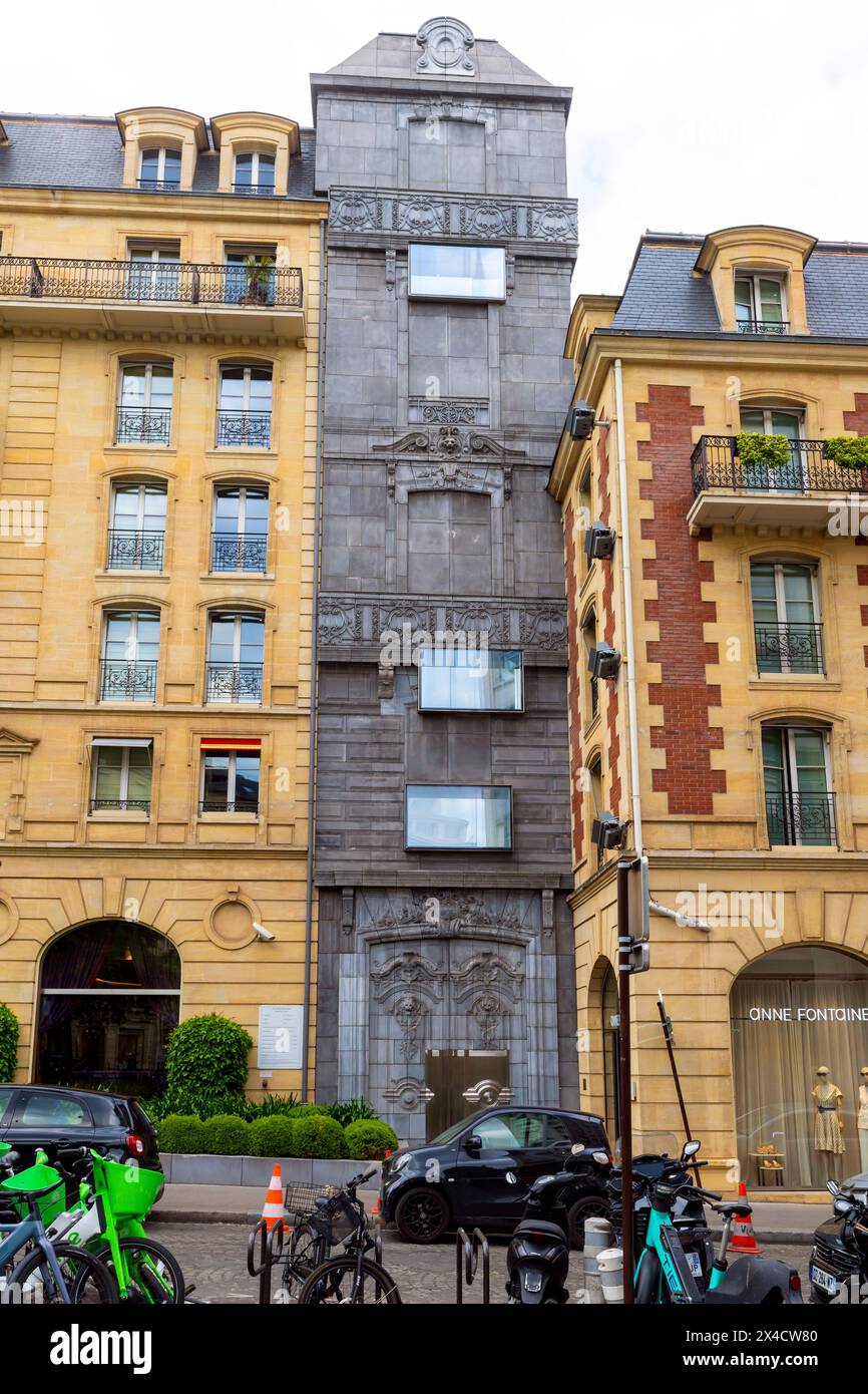 The Fouquet’s Barrière hotel building by architect Edouard François ...