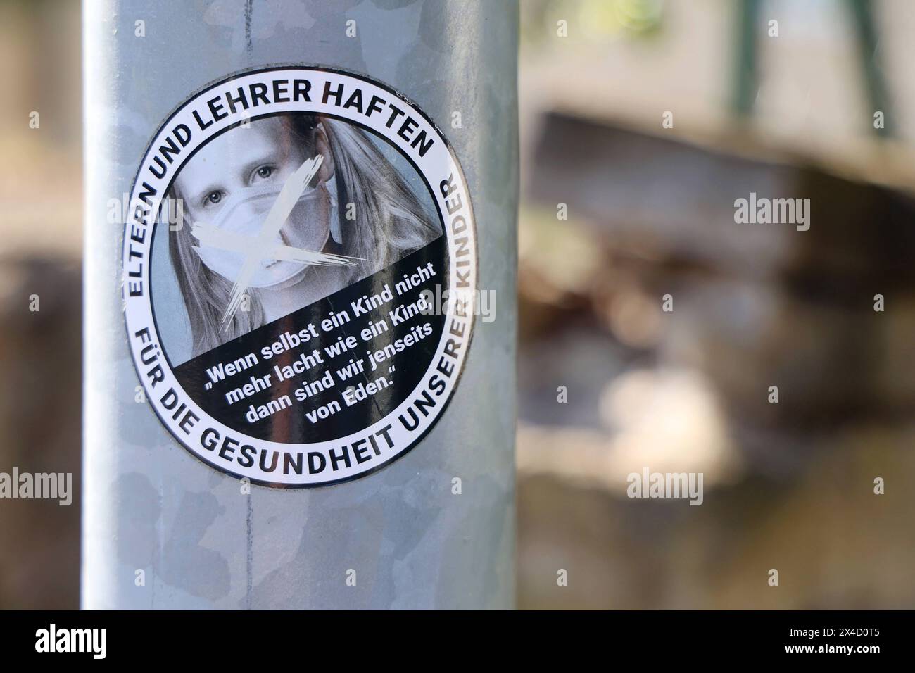 Weimar beklebt 01.05.2024, Weimar, Aufkleber / Sticker mit der Aufschrift Eltern und Lehrer haften fuerdie Gesundheit unserer Kinder - zu sehen ist ein Maedchen mit Mundschutz / Kritik / Corona / Covid19 / Pandemie / Auflagen *** Weimar sticker 01 05 2024, Weimar, sticker with the inscription Eltern und Lehrer haften fuerdie Gesundheit unserer Kinder Parents and teachers are responsible for the health of our children shows a girl with a face mask Criticism Corona Covid19 pandemic editions Stock Photo