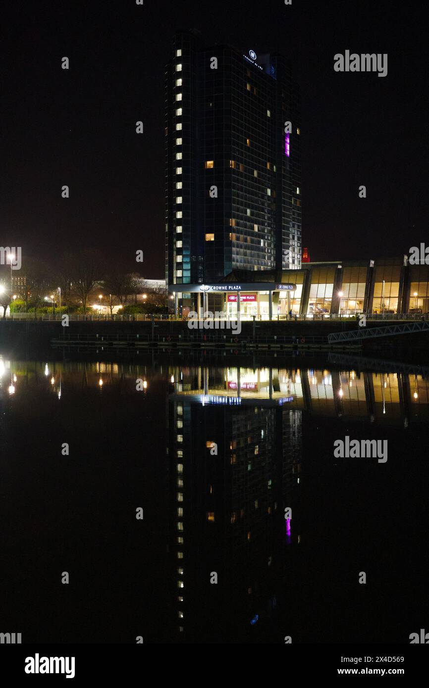 Glasgow Scotland: 11th Feb 2024: River Clyde at night Crowne Plaza hotel casting amazing light reflections on the Clyde Stock Photo