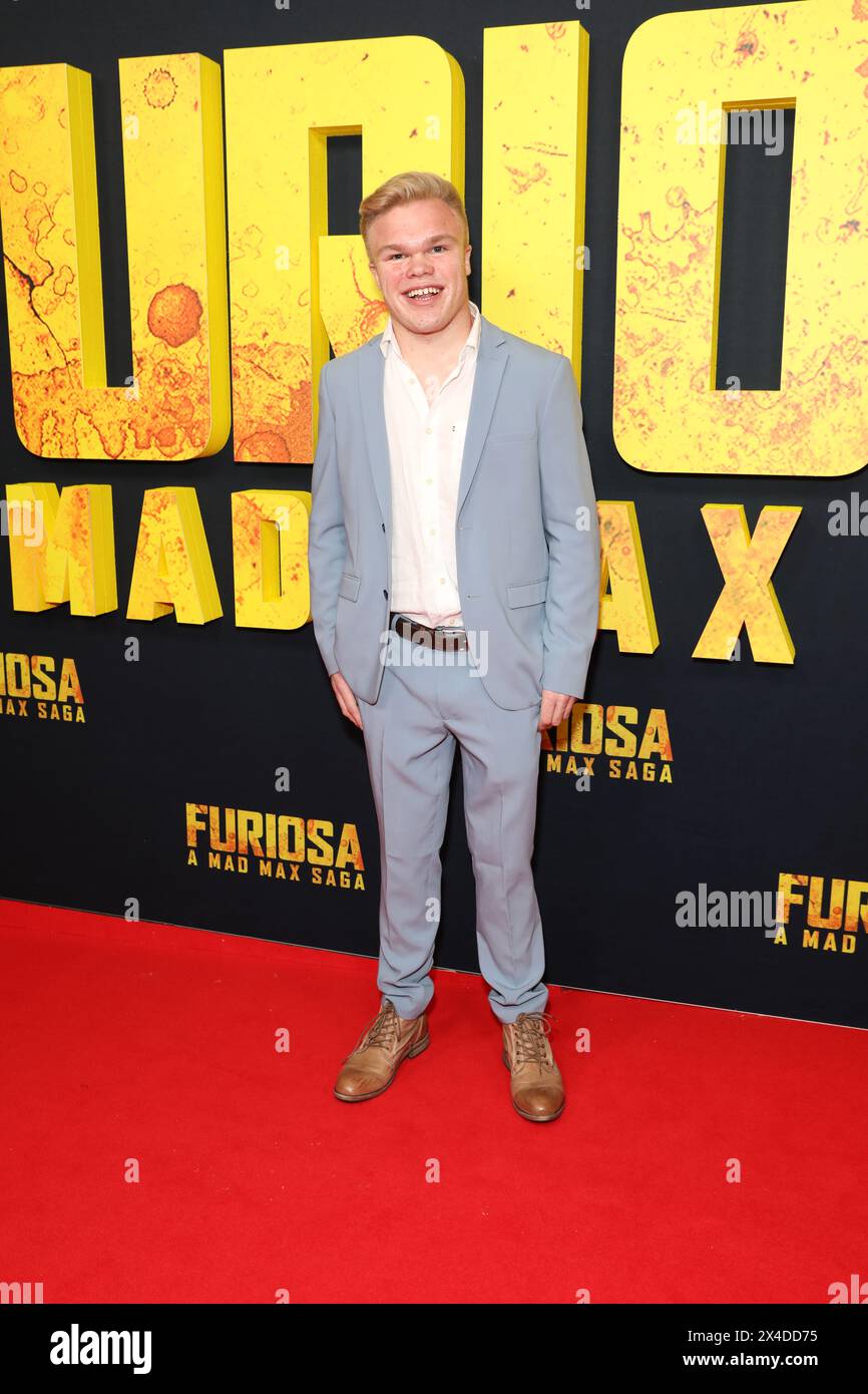 Max Mini Actor Who Is The Actor In The Max Commercial 60 Photos - Moonagedaydream.film