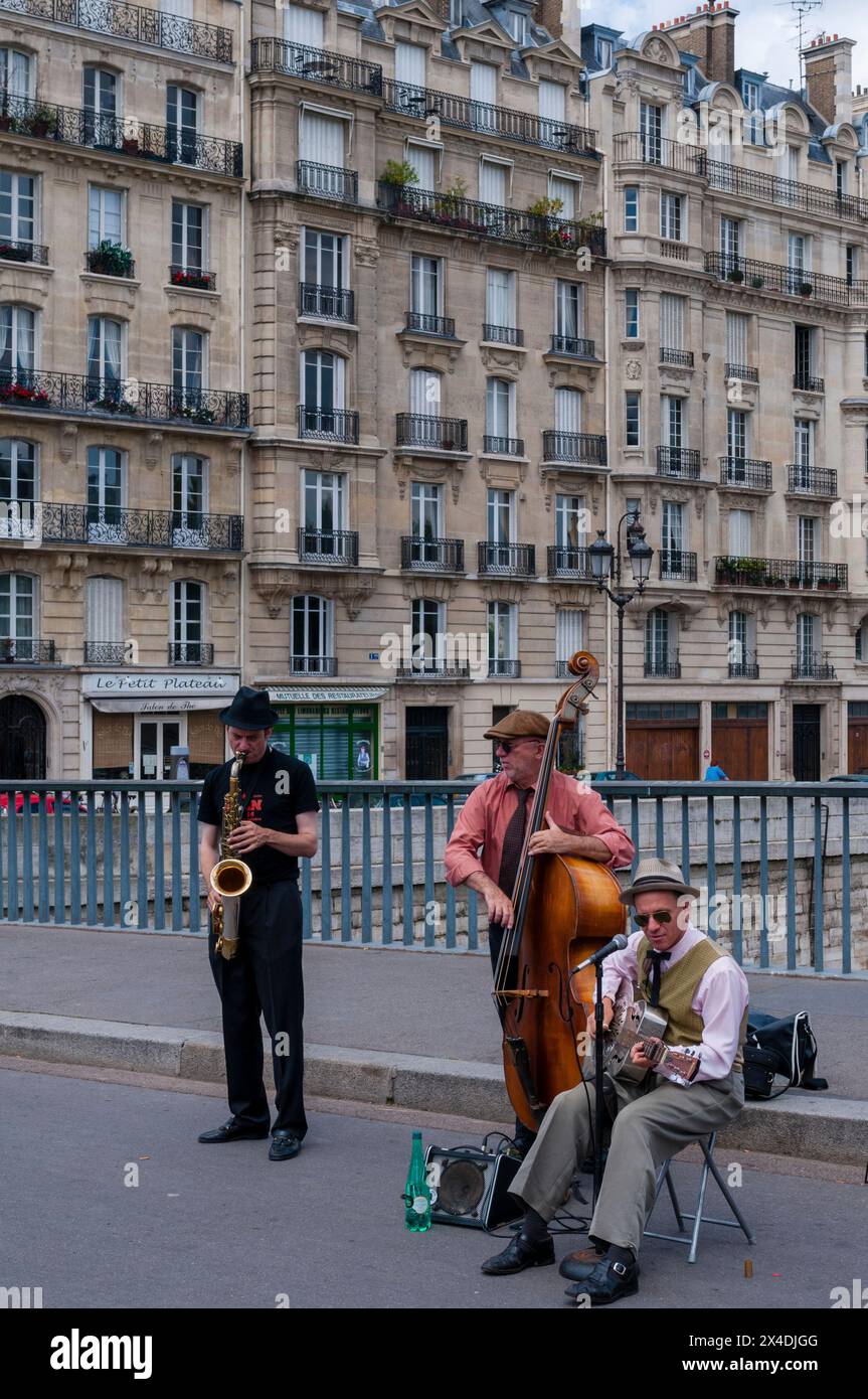 Street musicians playing jazz at Ile Saint Louis. Ile Saint Louis, Paris, Ile-de-France, France. (Editorial Use Only) Stock Photo