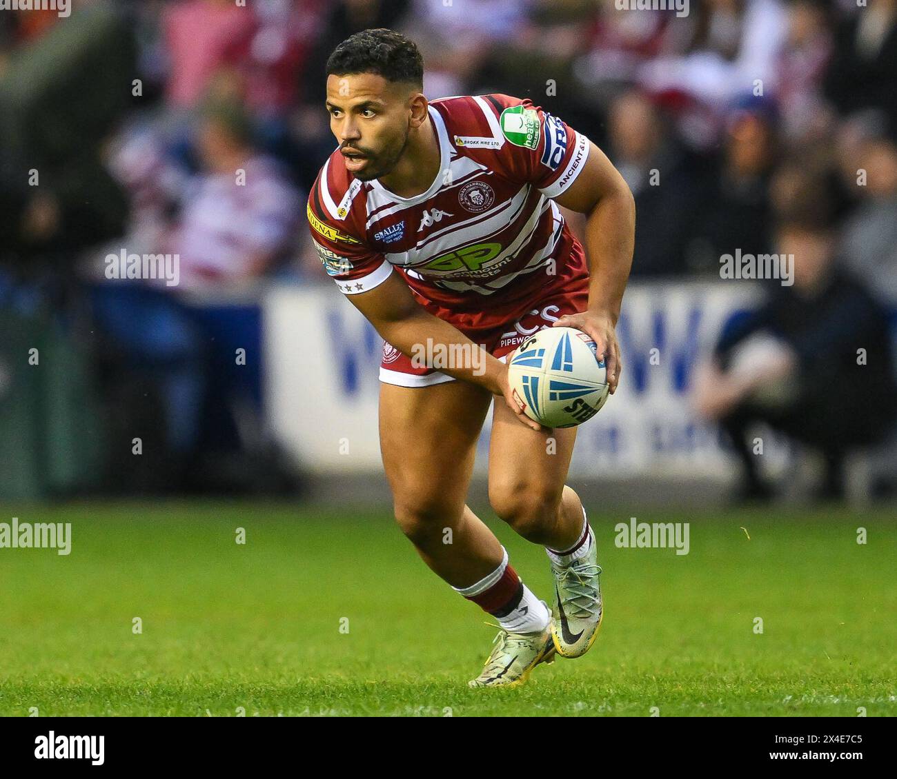Kruise Leeming of Wigan Warriors makes a break during the Betfred Super League Round 10 match Wigan Warriors vs Catalans Dragons at DW Stadium, Wigan, United Kingdom, 2nd May 2024  (Photo by Craig Thomas/News Images) Stock Photo