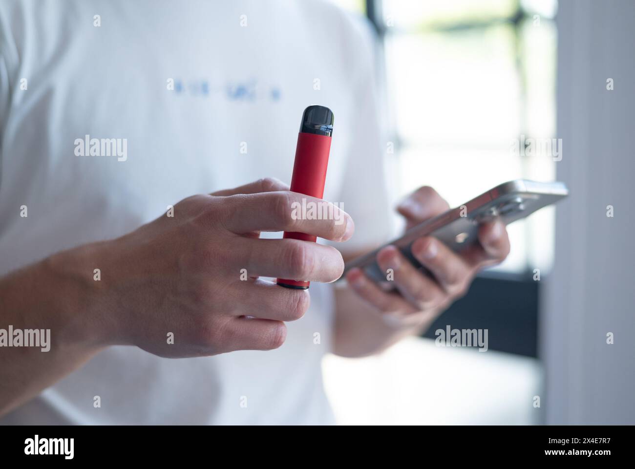 Smoking e cig hi-res stock photography and images - Alamy