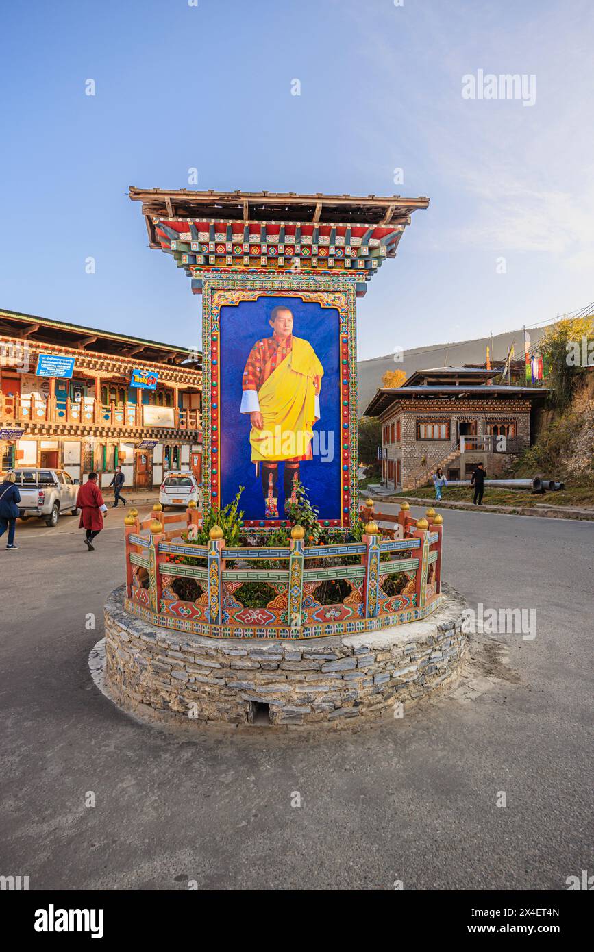Monument with a portrait of the king in the main street in the centre of Chamkhar Town, Bumthang, in the central-eastern region of Bhutan Stock Photo