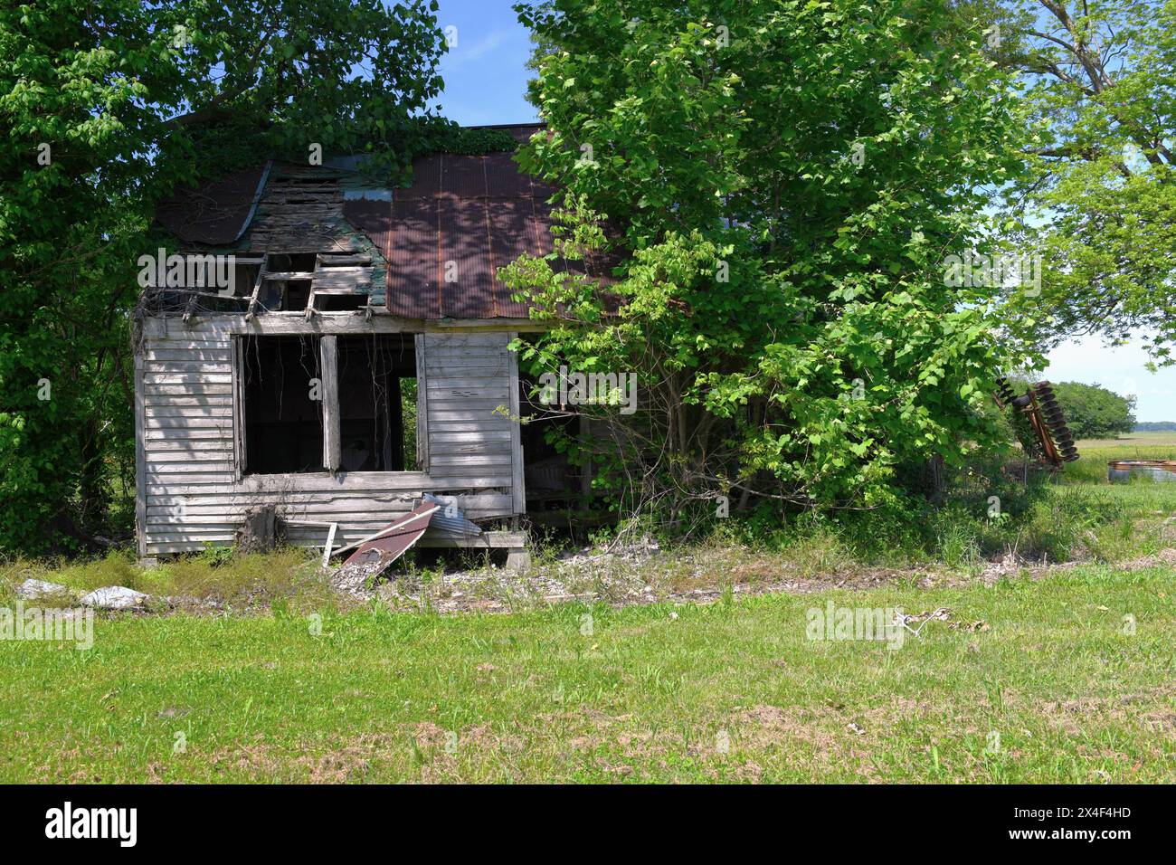 Neglected and abandoned farmhouse Stock Photo - Alamy