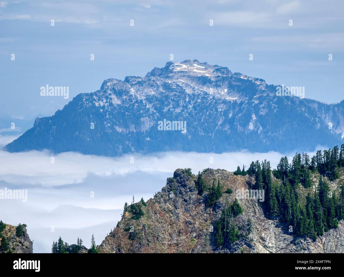 USA, Washington State. Central Cascades, Big Snow Mountain and low fog layer, view from Kendall Peak summit Stock Photo