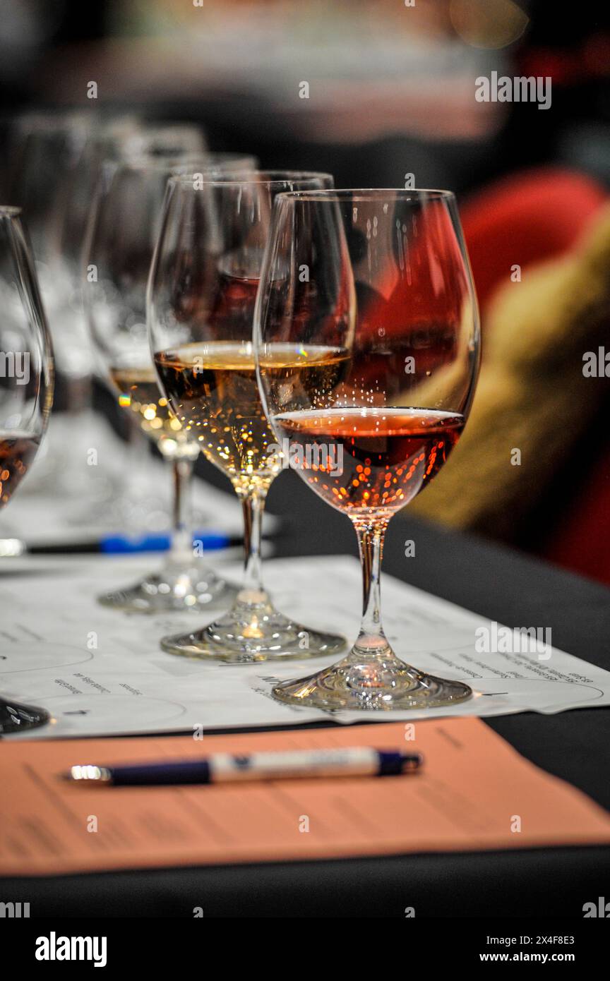 USA, Washington State, Kennewick. Wine sampling finds a perfect venue at the Washington Winegrowers conference. (Editorial Use Only) Stock Photo