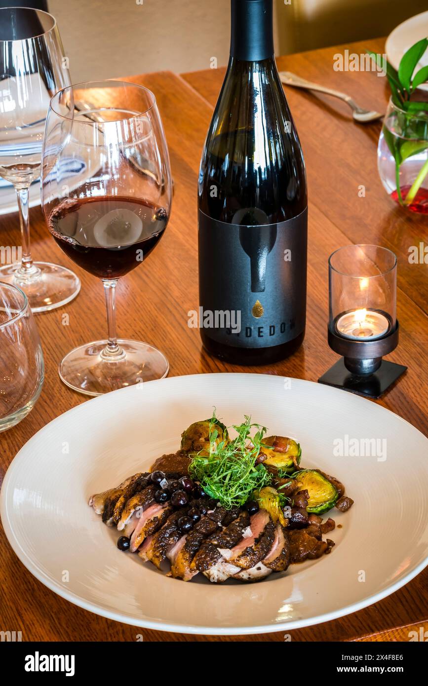 USA, Washington State, Richland. Wine and roast duck at Drumheller's Food and Drink. (Editorial Use Only) Stock Photo