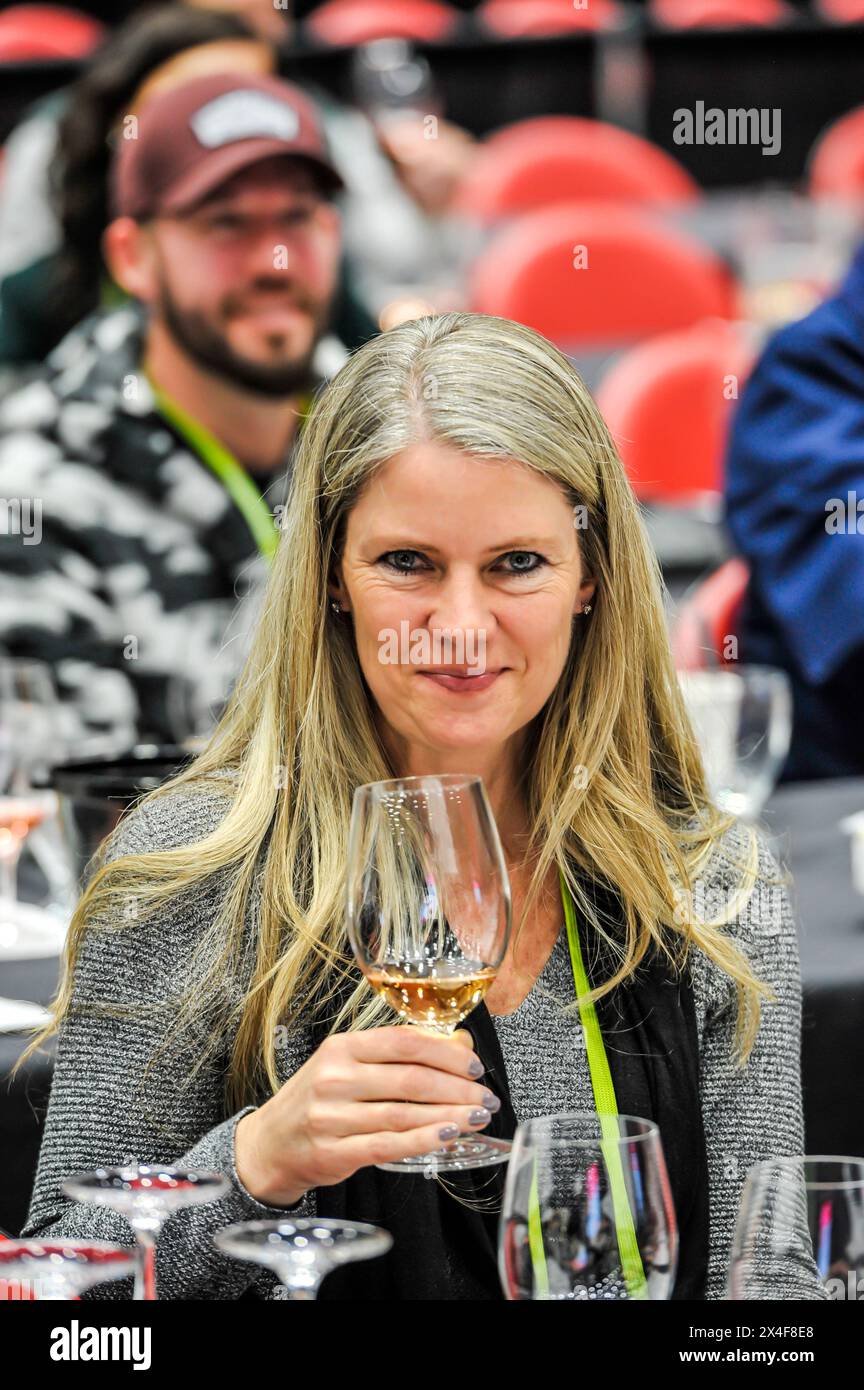 USA, Washington State, Kennewick. Winemaker Lisa Callan samples white wine at the Washington Winegrowers conference. (Editorial Use Only) Stock Photo
