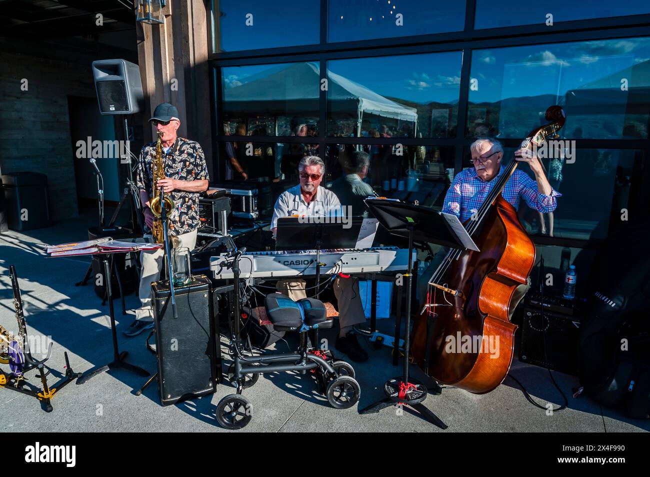 USA, Washington State, Lake Chelan. Jazz musicians entertain at a Lake Chelan wine event. (Editorial Use Only) Stock Photo