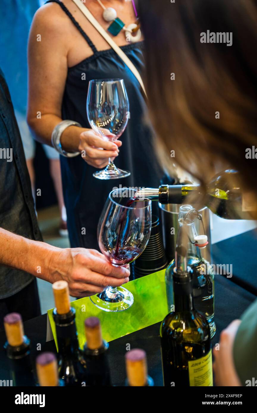 USA, Washington State, Walla Walla. Wine pouring at the Celebrate Walla Walla wine event. (Editorial Use Only) Stock Photo