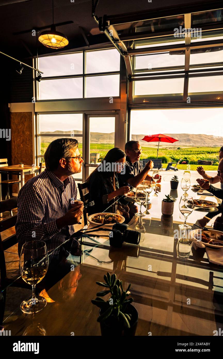 USA, Washington State, Yakima Valley. Guests are drawn to the wines and the views from Fidelitas winery on Red Mountain. (Editorial Use Only) Stock Photo