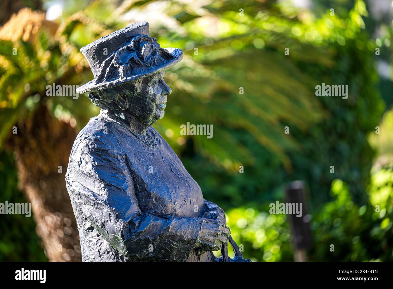 Adelaide, Australia. 03rd May, 2024. A bronze of Queen Elizabeth II stands in front of the official residence of the Governor of the state of South Australia. Foreign Minister Baerbock's week-long trip to Australia, New Zealand and Fiji will focus on security policy and climate protection. Credit: Sina Schuldt/dpa/Alamy Live News Stock Photo