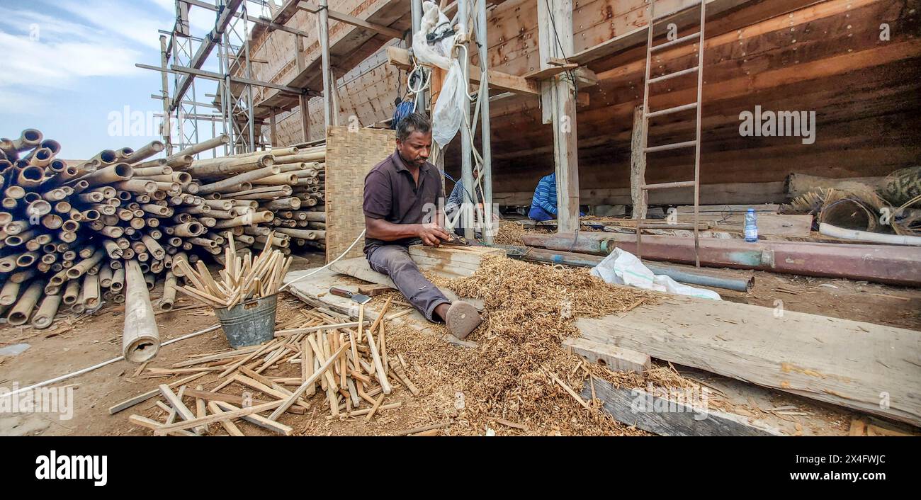 Shipbuilders at the traditional dhow boat factory of Sur, Ash Sharqiyah, Oman Stock Photo