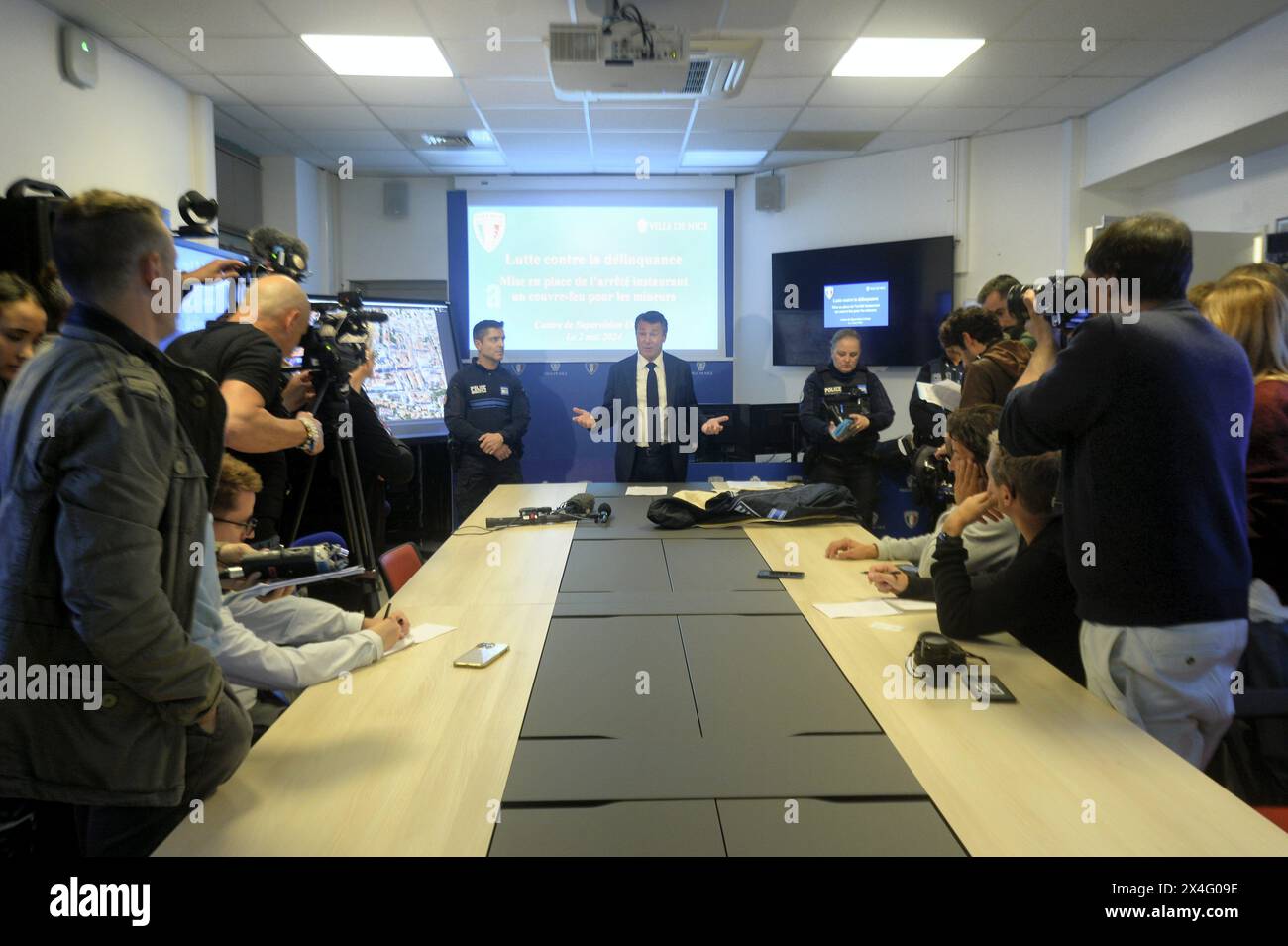 © PHOTOPQR/NICE MATIN/photo ABJ ; Nice ; 02/05/2024 ; Mise en place d'un couvre-feu pour les mineurs niçois ICI LE CHEF DE LA POLICE MUNICIPALE NICOISE ET LE MAIRE CHRISTIAN ESTROSI DANS LE CENTRE CSU DE VIDEOSURVEILLANCE DE NICE Nice, France, may 2nd 2024 the curfew for children under 13 came into force on Wednesday evening This measure is already applied in several other cities, in the name of the fight against delinquency. In the Riviera capital, this curfew is imposed from 11 p.m. to 6 a.m., “during the summer period and at all gathering points”. Stock Photo