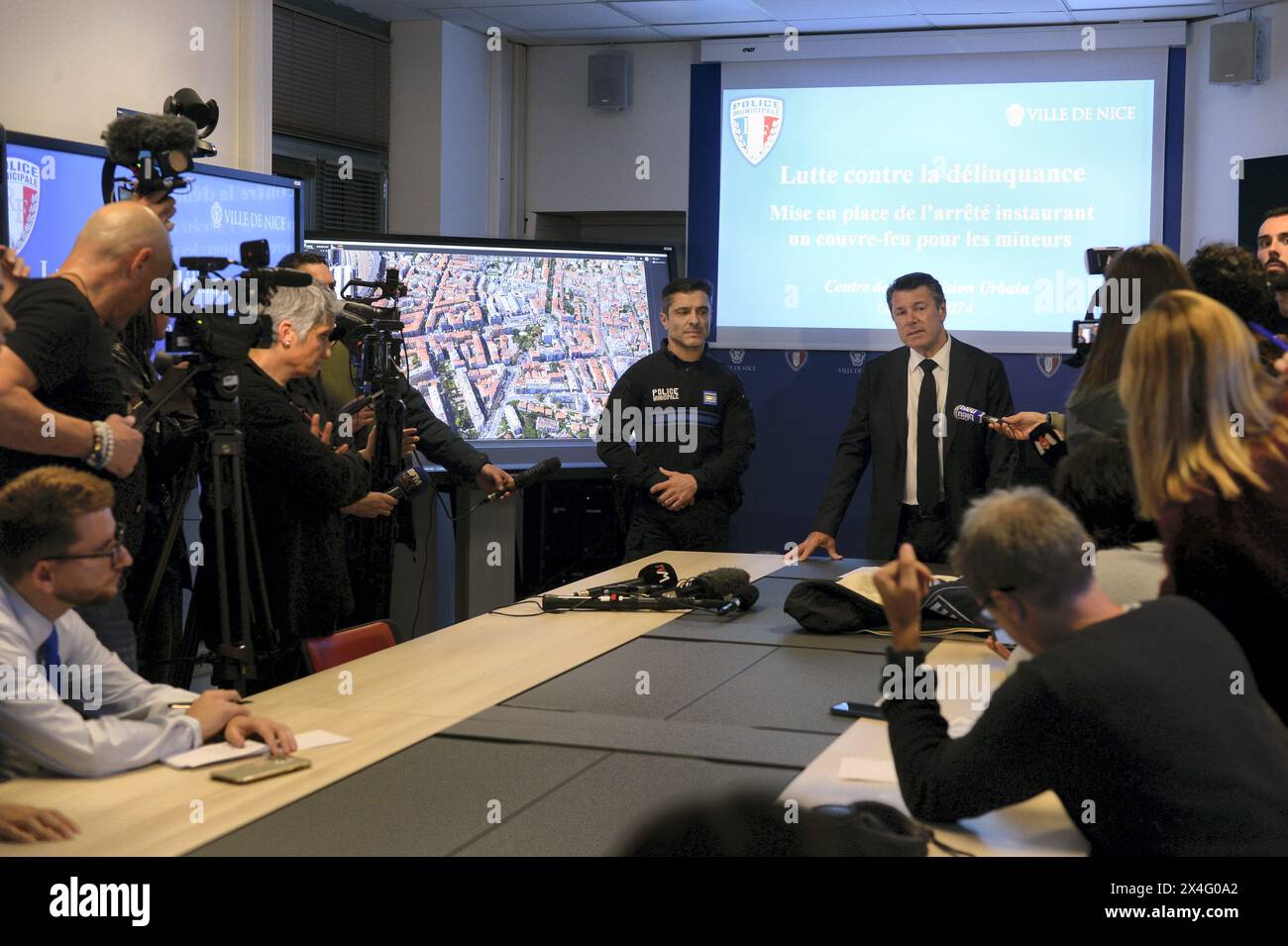 © PHOTOPQR/NICE MATIN/photo ABJ ; Nice ; 02/05/2024 ; Mise en place d'un couvre-feu pour les mineurs niçois ICI LE CHEF DE LA POLICE MUNICIPALE NICOISE ET LE MAIRE CHRISTIAN ESTROSI DANS LE CENTRE CSU DE VIDEOSURVEILLANCE DE NICE Nice, France, may 2nd 2024 the curfew for children under 13 came into force on Wednesday evening This measure is already applied in several other cities, in the name of the fight against delinquency. In the Riviera capital, this curfew is imposed from 11 p.m. to 6 a.m., “during the summer period and at all gathering points”. Stock Photo