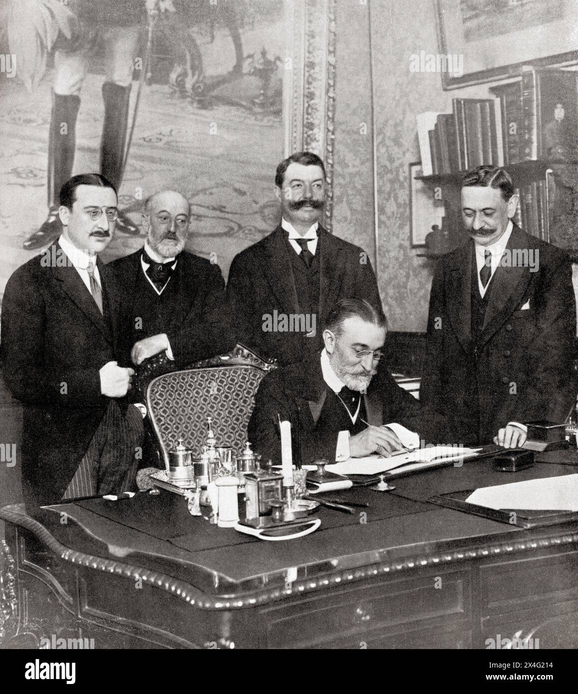 The signing of the Treaty between France and Spain regarding Morocco on 27 November 1912 by Léon Geoffray, seated, and Manuel García Prieto, standing far right.   Léon Marcel Isidore Geoffray, 1852–1927. French diplomat and Ambassador to Madrid. Manuel García Prieto, 1st Marquis of Alhucemas, 1859 – 1938. Spanish politician and prime minister of Spain.  From Mundo Grafico, published 1912. Stock Photo