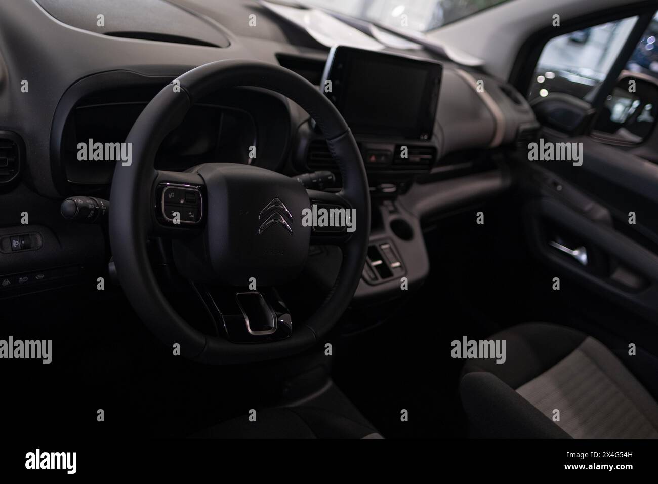 steering wheel Citroen EBerlingo, comfortable interior electric van