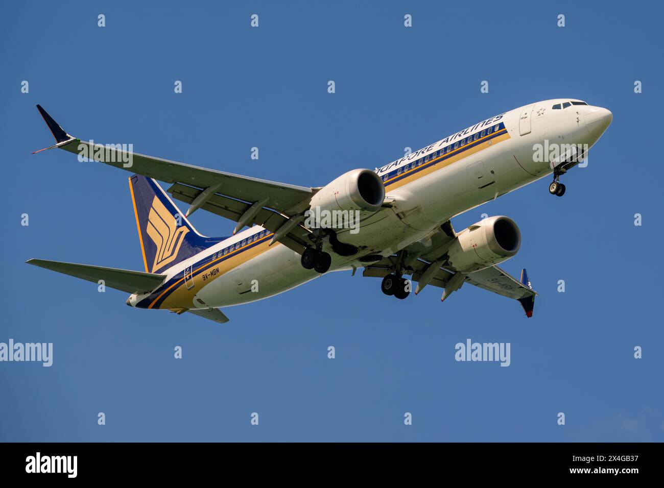 Singapore Airlines, Boeing 737 MAX 8, 9V-MBM, on final approach to Singapore Changi airport Stock Photo