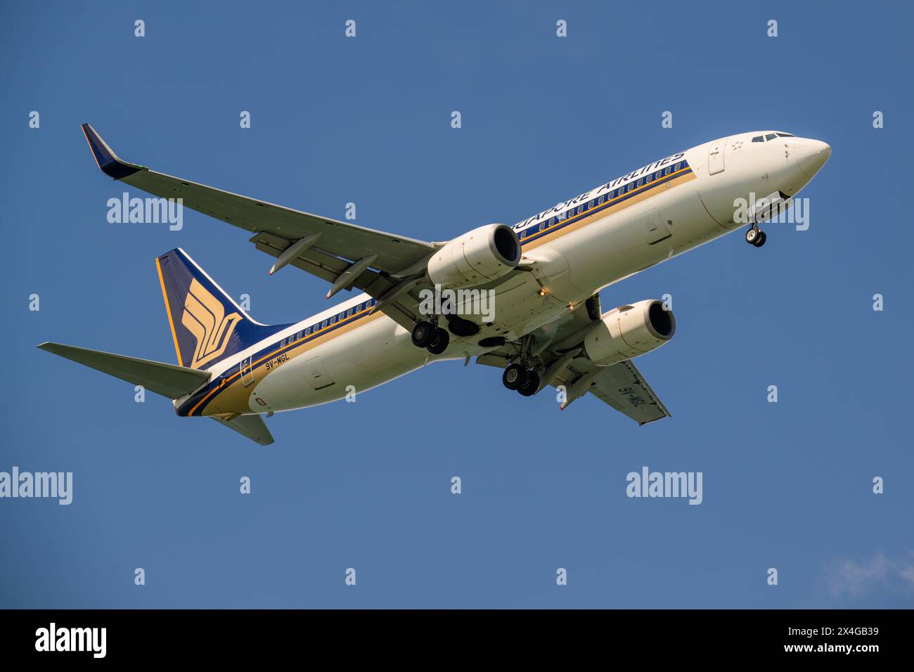 Singapore Airlines, Boeing 737-800, 9V-MGL, on final approach to Singapore Changi airport Stock Photo