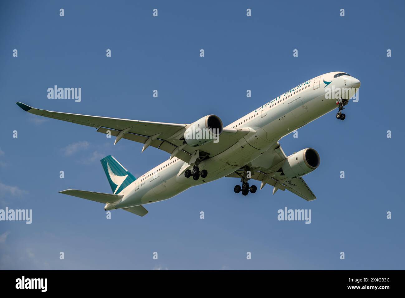 Cathay Pacific, Airbus A350-900, B-LRV, on final approach to Singapore Changi airport Stock Photo