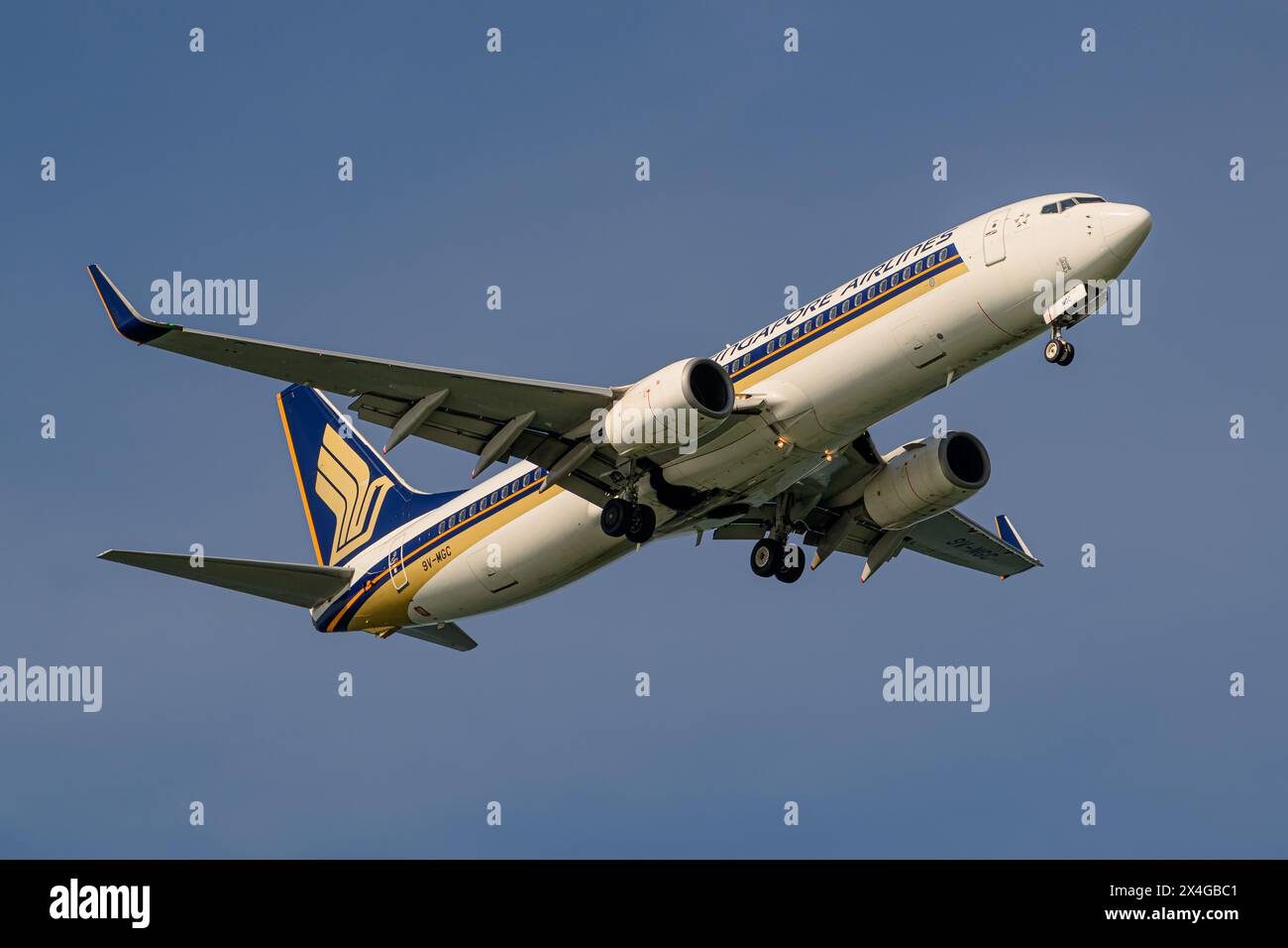 Singapore Airlines, Boeing 737-800, 9V-MGC, on final approach to Singapore Changi airport Stock Photo