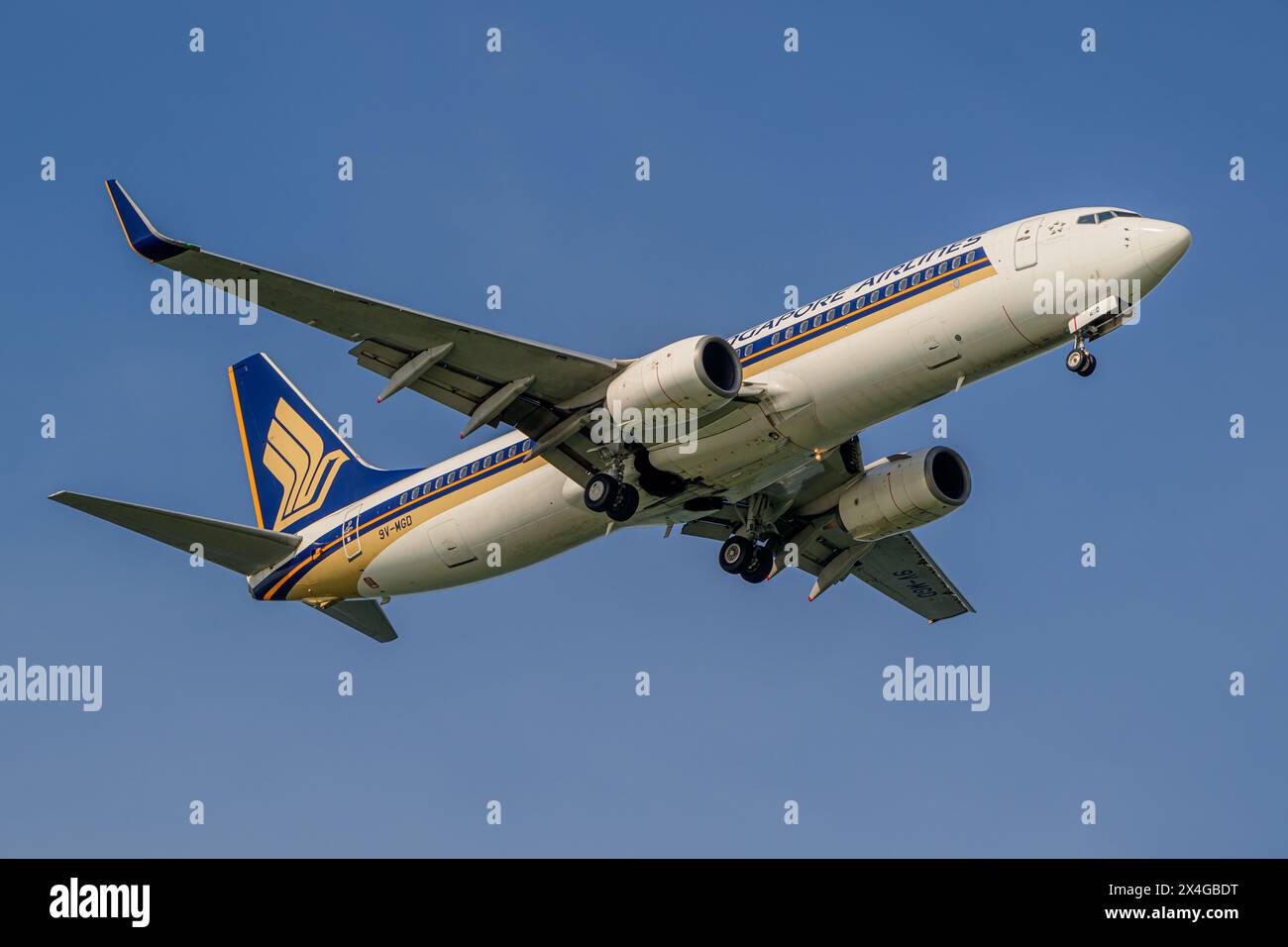 Singapore Airlines, Boeing 737-800, 9V-MGD, on final approach to Singapore Changi airport Stock Photo